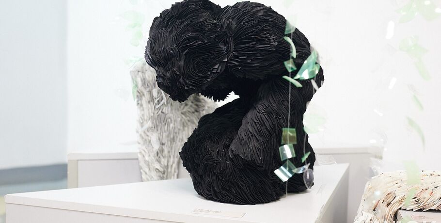 Ткать воспоминания: омская художница о том, как превращает детские пелёнки в искусство