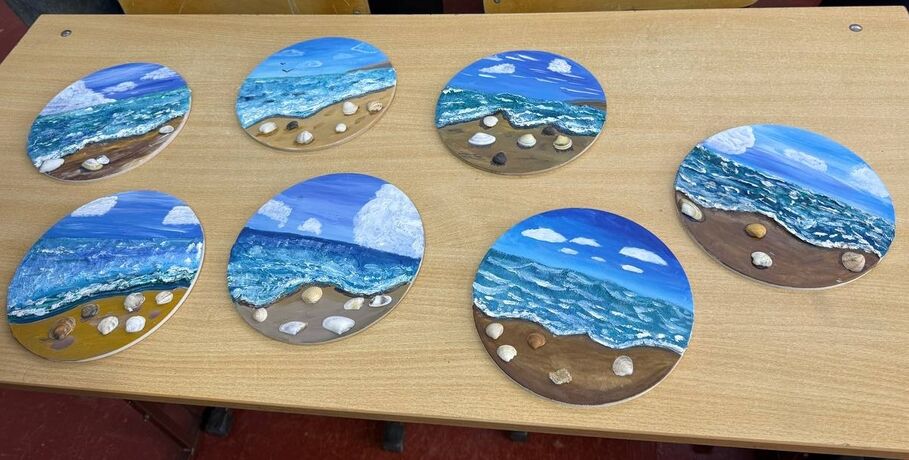 Они "топят" в радости взрослые сердца. Волонтёры провели творческий день в одной из адаптивных школ