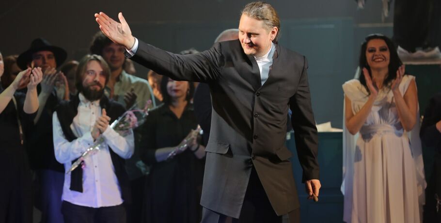 "Хочу сделать так, чтобы люди охотно приходили смотреть смысловые спектакли". Главный дирижёр Новосибирского музыкального театра о миссии мюзикла и секретах композиторов