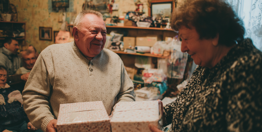 Время собирать подарки: волонтёры зовут создать новогоднее настроение для пожилых людей