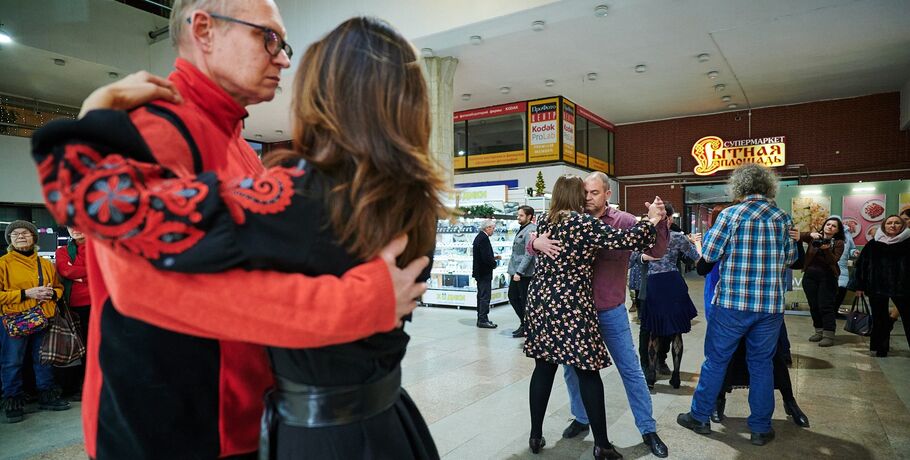 Танго в центре города. Омичи превратили шопинг в танцевальное шоу