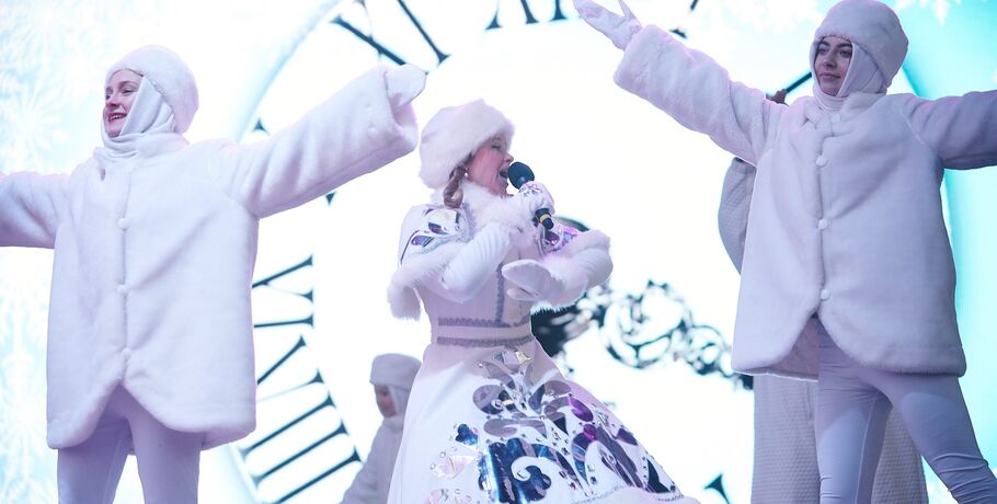 С сумкой доставщика и на питбайке. Деды Морозы Омска представили свой взгляд на образ сказочного персонажа