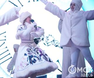 С сумкой доставщика и на питбайке. Деды Морозы Омска представили свой взгляд на образ сказочного персонажа