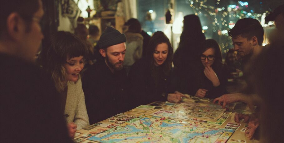 Коты-рецидивисты и персонажи из любимых вселенных: какие настолки покорили экспертов в 2025 году