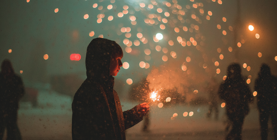 Пробки от шампанского, пиротехника и снег: главные опасности праздничных дней