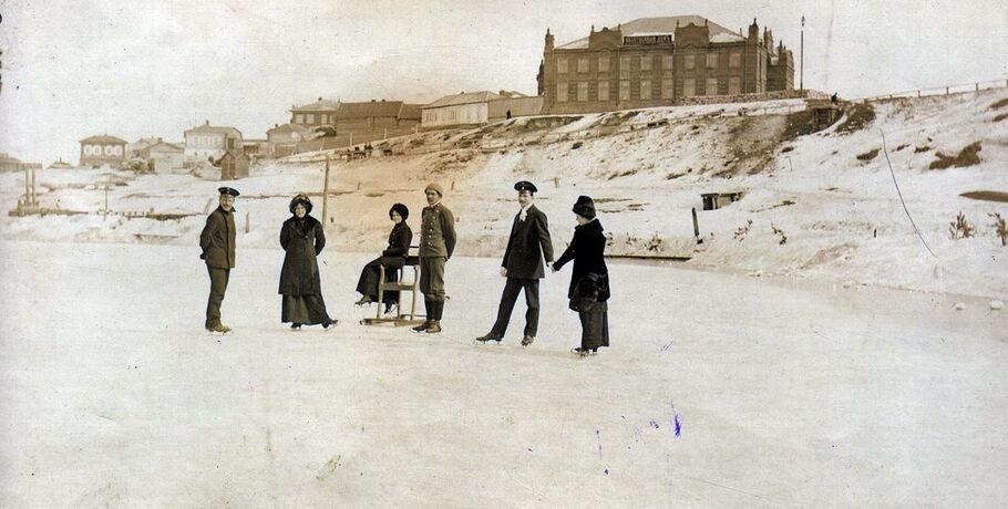 Горка и каток прямо на Оми: рассматриваем зимние забавы на ретрофото