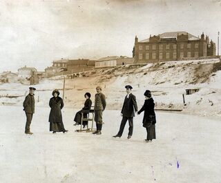 Горка и каток прямо на Оми: рассматриваем зимние забавы на ретрофото