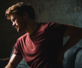 "Мы можем купить новую машину, но не тело". Почему на боли в спине теперь жалуемся мы, а не наши бабушки