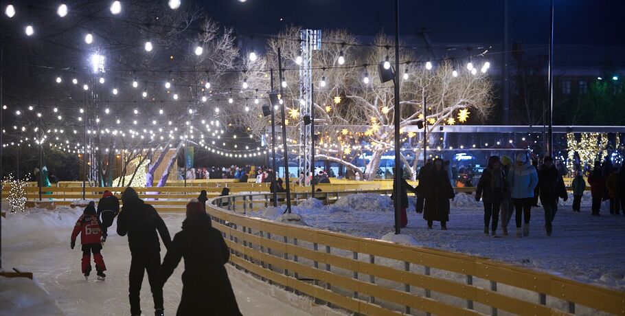 "Авангард" устроил спортивное шоу на открытии катка у СКК им. Блинова