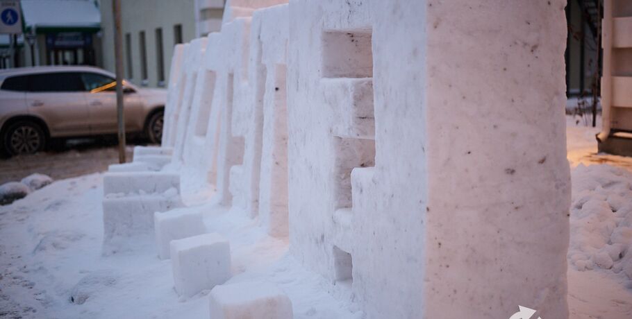 "Не говорите, что не видели". У "Искусства Омска" интригуют огромные снеговые буквы Димы Вирже