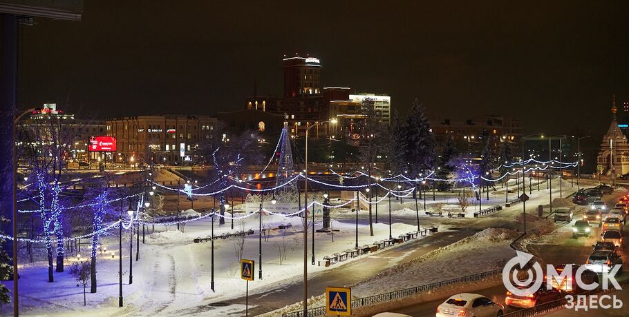 Омичи перед Новым годом вновь задумались о покупке машины возле светофора
