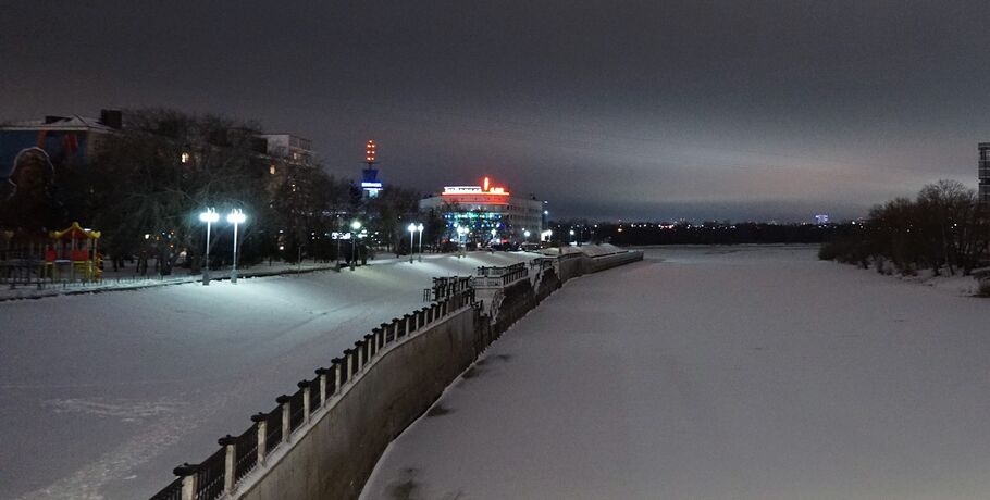 Зимнее благоустройство. На набережной Оми поставили 3D-ограждение&nbsp;