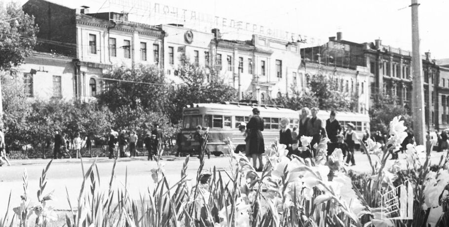 Веранда с перголой и стеклянный навес. Памятник в центре Омска приспосабливают под современность