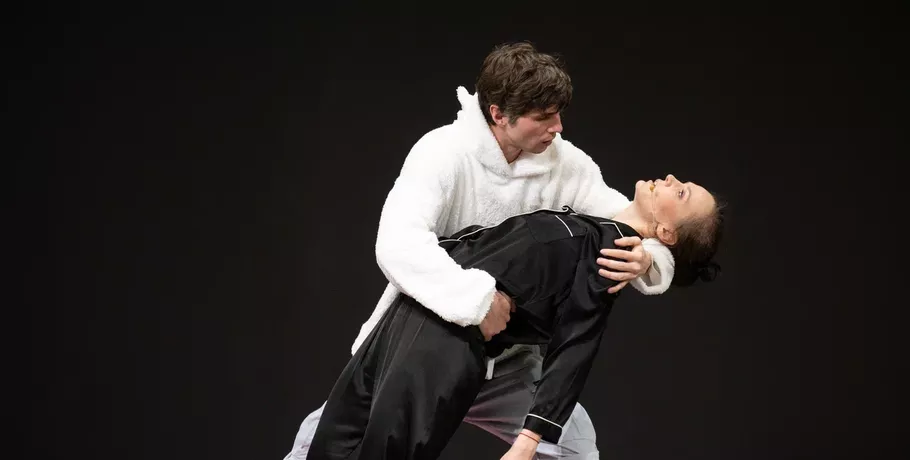 "Я люблю всю свою историю". Как медведь "Пятого театра" лечит разбитое сердце