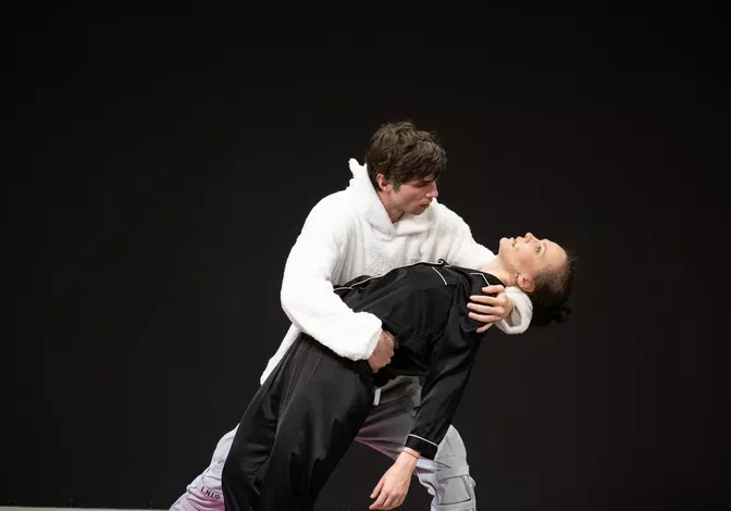 "Я люблю всю свою историю". Как медведь "Пятого театра" лечит разбитое сердце