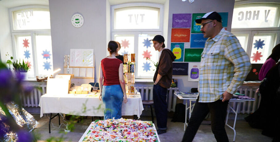 Где искусство, там и книги. У арт-резиденции "Волна" появилась неформальная библиотека