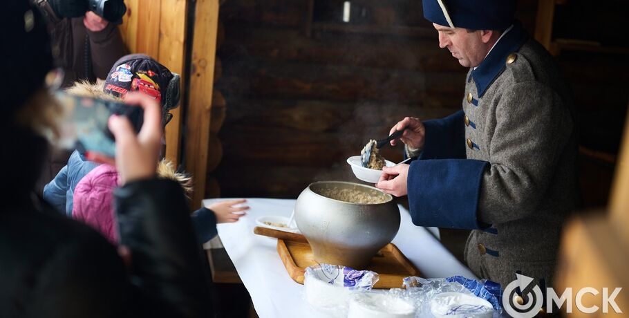 История под камерами смартфонов. В Омске на один час приоткрыли окно в эпоху Петра I