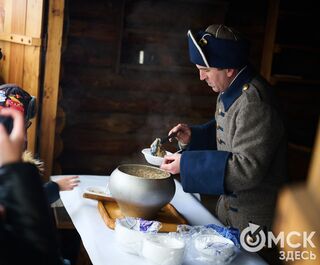 История под камерами смартфонов. В Омске на один час приоткрыли окно в эпоху Петра I
