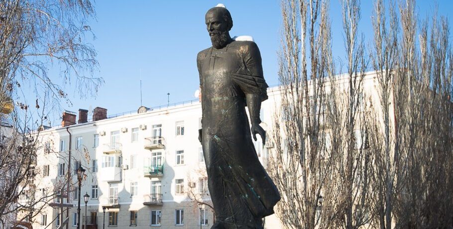 Через Тарские ворота сразу налево. 176 лет назад Омск начал "работу" над великим писателем