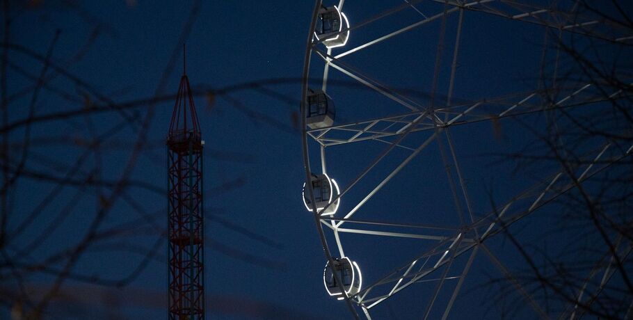 Аудиотерапия над городом. В Омске состоялась премьера спектакля на колесе обозрения