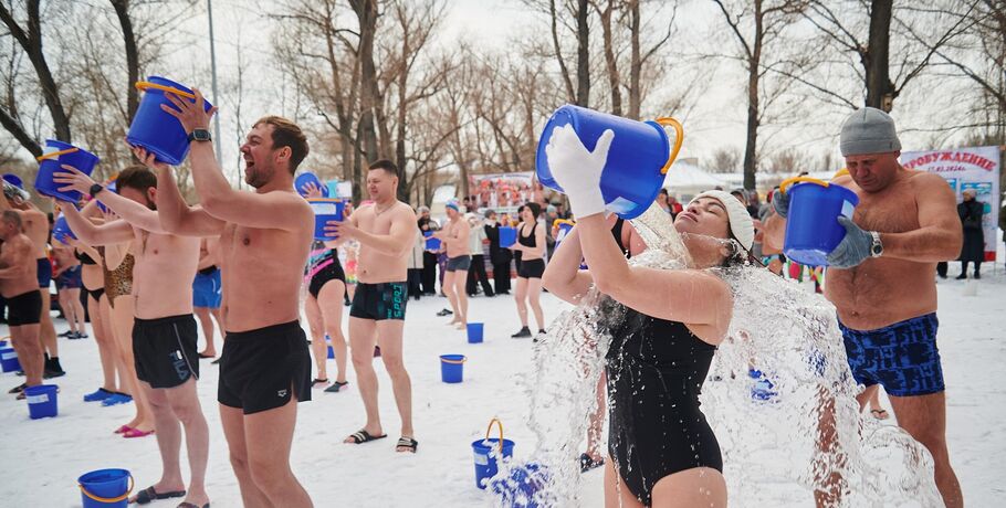 Моржовое прощание. Омичи проводят зиму традиционным обрядом