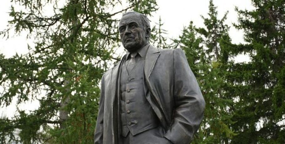 Знаменитый артист из Омской области попал на почтовый конверт