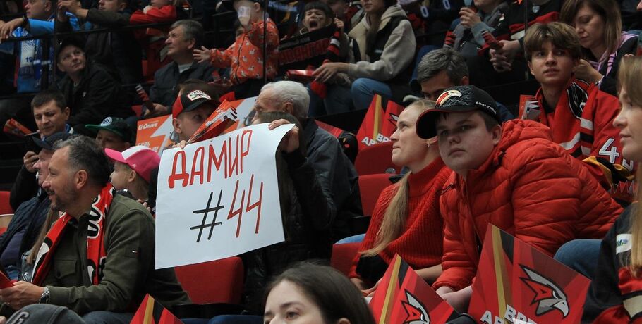 Капитан омского "Авангарда" Дамир Шарипзянов отмечает 30-летие