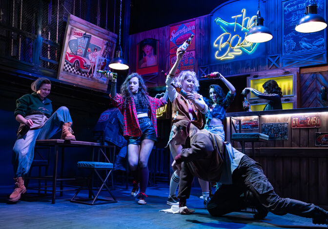 Сюрреализм и барные разговоры о "неважном". Омский театр представил трагикомедию о нерешительности Сюрреализм и барные разговоры о "неважном". Омский театр представил трагикомедию о нерешительности