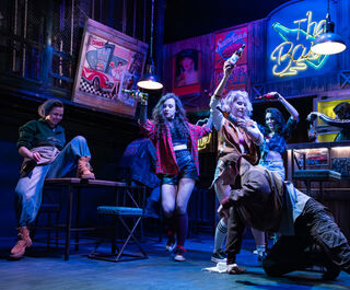 Сюрреализм и&nbsp;барные разговоры о&nbsp;"неважном". Омский театр представил трагикомедию о нерешительности