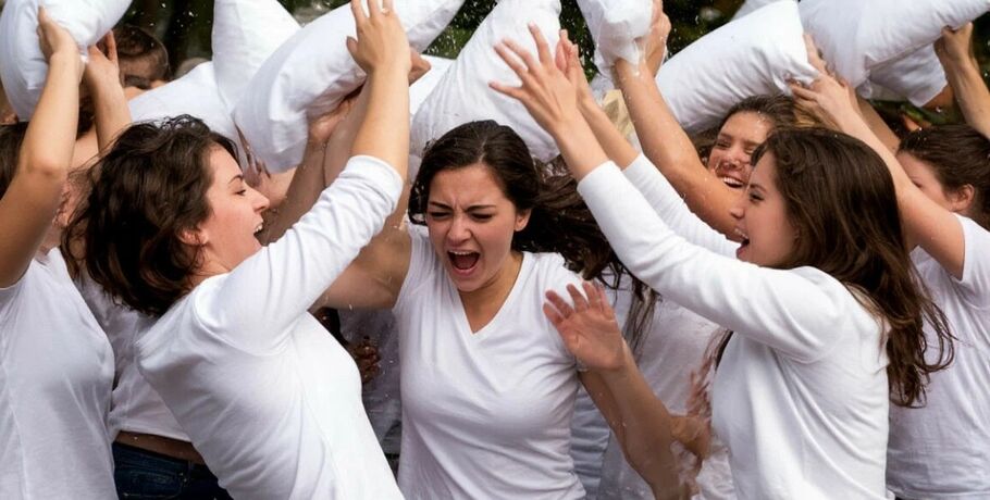 Разрешённый психологами "беспредел": бои подушками, как лекарство от хандры и безопасный выход агрессии