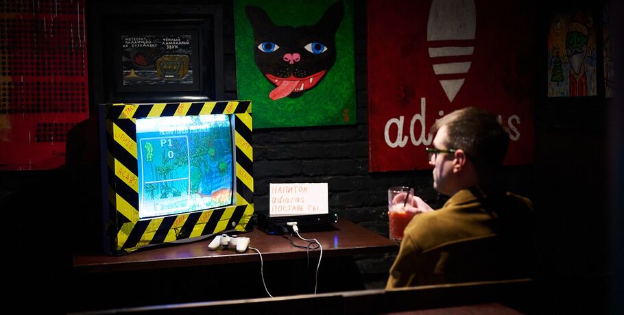 В видеоигры на пузатых теликах. Как в омском баре живёт "общественный гараж"