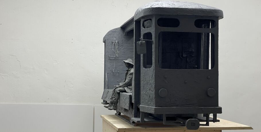 Скульптор родом из Омска раскрыл детали работы над памятником режиссёру Алексею Балабанову