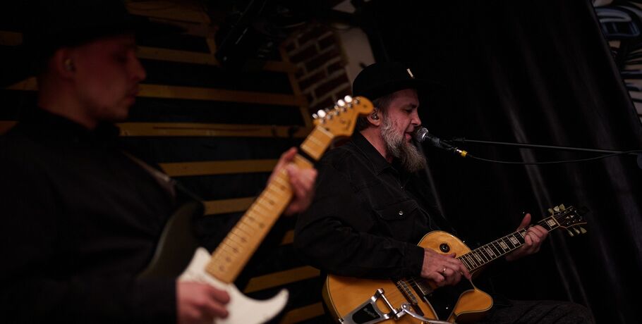 Ковбойские шляпы, две гитары. В Омске сыграли "тёмный эпос Древнего Калачинска" в стиле кантри