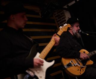 Ковбойские шляпы, две гитары. В Омске сыграли "тёмный эпос Древнего Калачинска" в стиле кантри