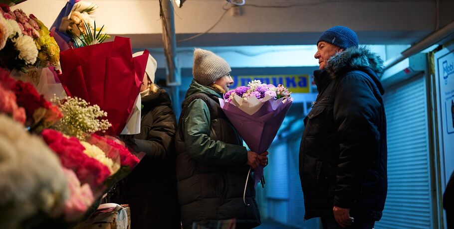 Долгожданный утренний ритуал 8 Марта: любовь, цветы и длинные очереди