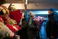 Долгожданный утренний ритуал 8 Марта: любовь, цветы и длинные очереди