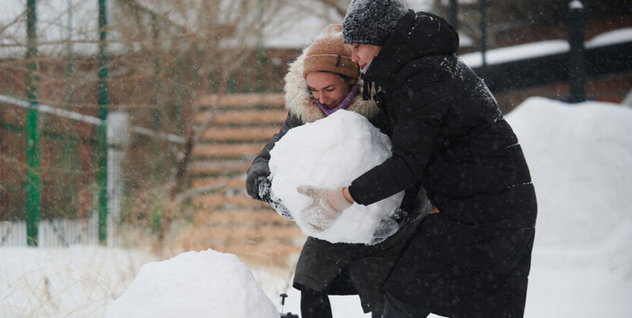 На весну надейся, а снеговика всё равно слепи. Омичи вновь увлеклись снежным искусством
