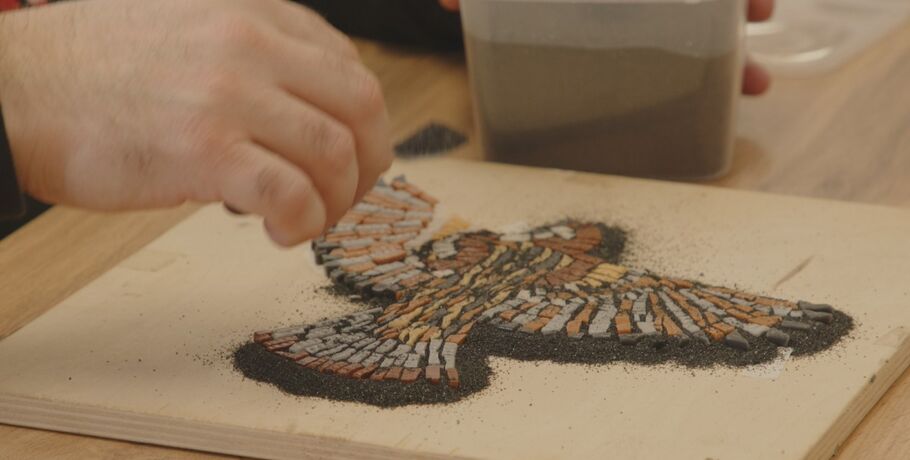 "Будут летать над Омском много лет". Стая мозаичных пернатых готовится превратиться в городское панно