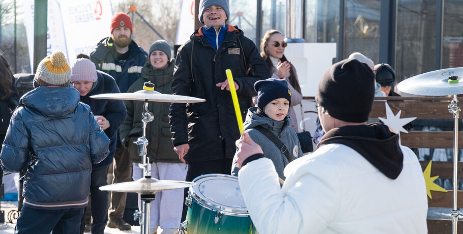Каток в омском парке завершил работу под ритмы рок-симфонии