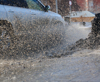 Ищем, где пришвартовать "Чёрную Жемчужину". Весенний Омск "поплыл"
