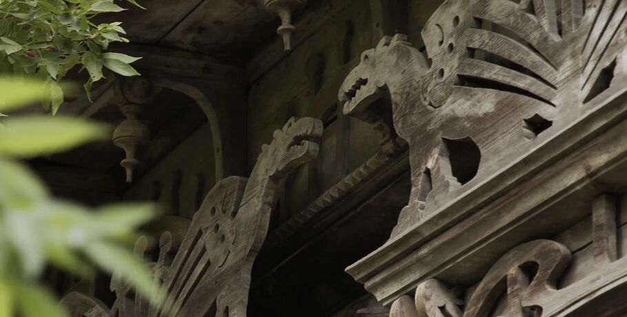 Дом с драконами цепляет. Знаменитые наличники появились на значках