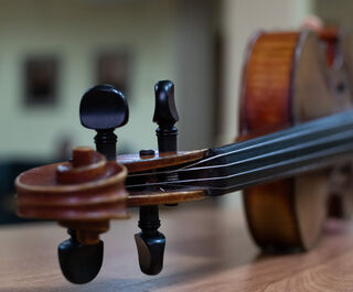 Фонд Спивакова прислал новый инструмент скрипачке из Омска