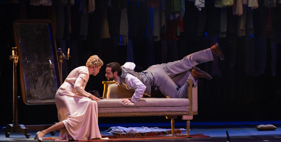 "В каждой истории есть ощущение, что кто-то что-то разыгрывает". В Омске показали спектакль-открытие "Его величества Театра"