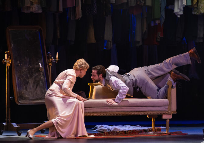 "В каждой истории есть ощущение, что кто-то что-то разыгрывает". В Омске показали спектакль-открытие "Его величества Театра"