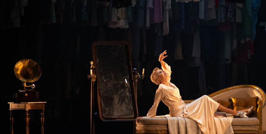 "В каждой истории есть ощущение, что кто-то что-то разыгрывает". В Омске показали спектакль-открытие "Его величества Театра"