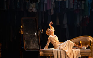 "В каждой истории есть ощущение, что кто-то что-то разыгрывает". В Омске показали спектакль-открытие "Его величества Театра"