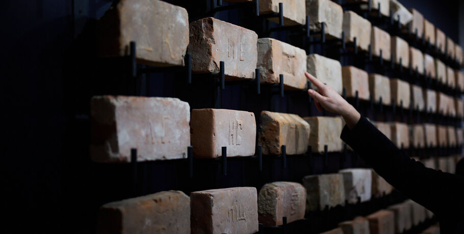 "У каждого из них своя судьба". В Омске открылась кирпичная выставка