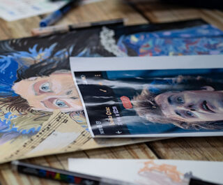 Игорь Костин в музыкальном вихре, а Егор Уланов в плену водосточных труб. Какими увидели омских актёров юные художники