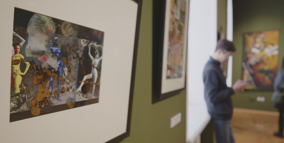 Живопись, которая оживляет слова. В Омске открылась выставка, посвящённая автору "Материнского поля"