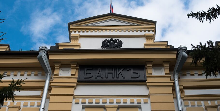 Конверт с изображением известного омича дополнили серебряной монетой